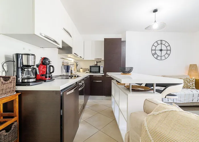 Luxury Apartment *